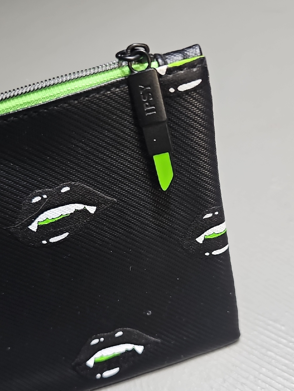 Ipsy Glam Bag October 2021 Black & Green Vampire Lips